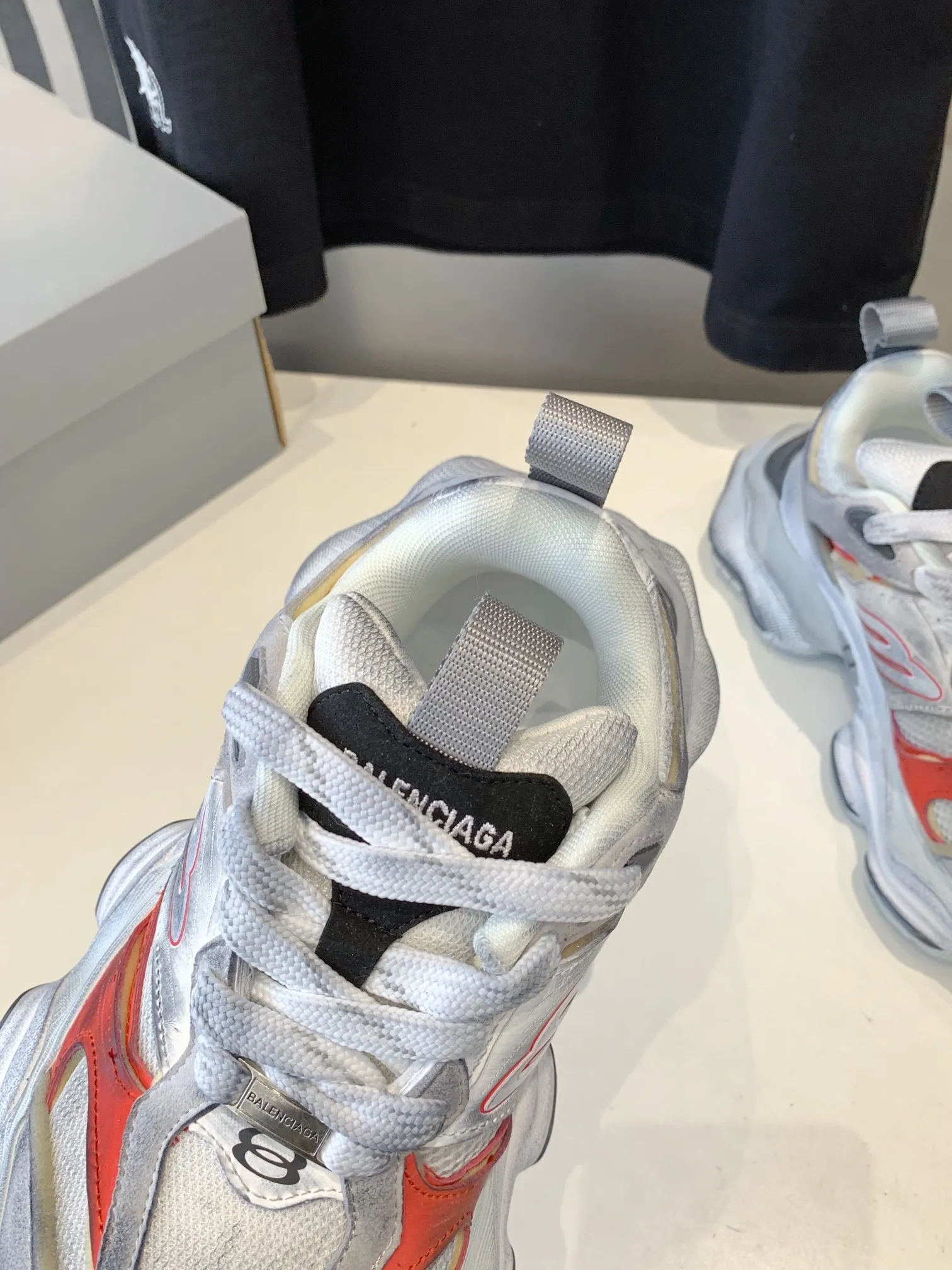 👟👟Ex-factory price 820👟👟 Paris 5XL correct version Balenciaga CARGO 23ss catwalk style 🔺 ℹ️The distressing process is done by hand. The degree of distress, scratch size and range of each shoe has a certain difference, which is normal. The upper is filled with high-density imported sponge, and the tongue is embroidered with Balenciaga words, as well as small engraving details. This plaque is developed by a separate mold, and there is 3M reflective material on the side. The three-dimensional logo and size mark on the heel, accessories dust bag and included shoelaces are upgraded and thickened shoe boxes. They are all made of original files and original lasts. CNC developed 1:1 proportion weight. Original EVA environmentally friendly deodorizing ring type insole. Newly developed 7-layer private mold. Combined anti-slip outsole. Information ℹ️ A large version design that has become more popular in recent years. This cargo is fatter than 3xl. It has a very good wrapping feel and is also very retro and fashionable. The sole is definitely very wear-resistant. Size: 35 -46